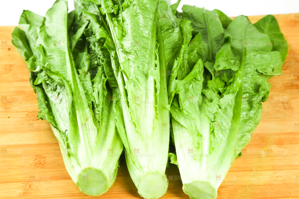 木板上的嫩油麦菜
