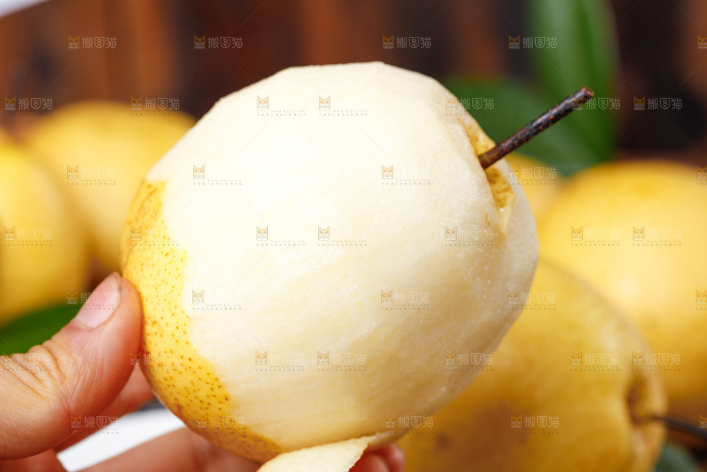 木板上放着冰糖梨