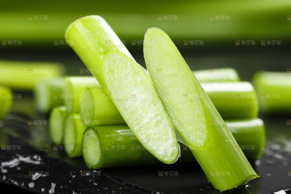 黑底上放着新鲜蒜苔