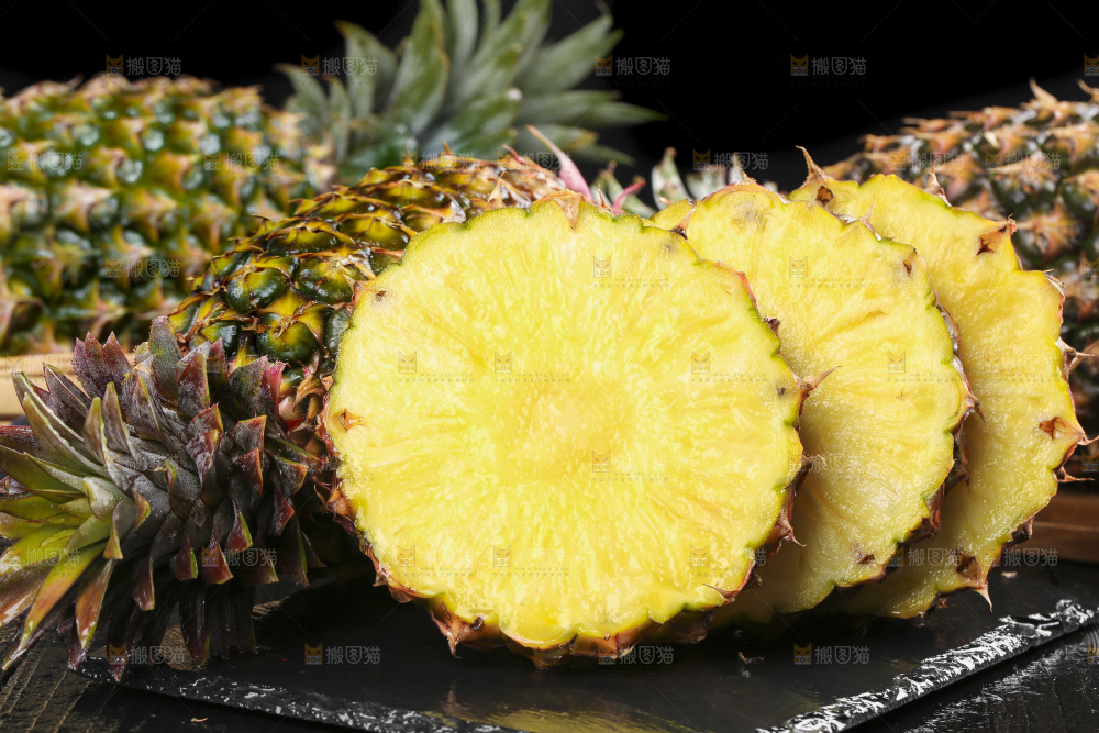 深底上放着切开的海南金钻凤梨