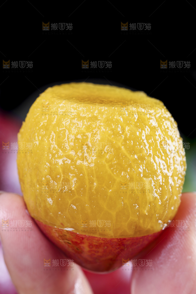 手拿着削皮的甜西梅
