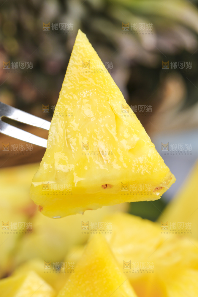 叉子叉着凤梨果肉