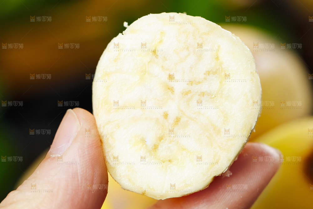 手上拿着苹果蕉果肉