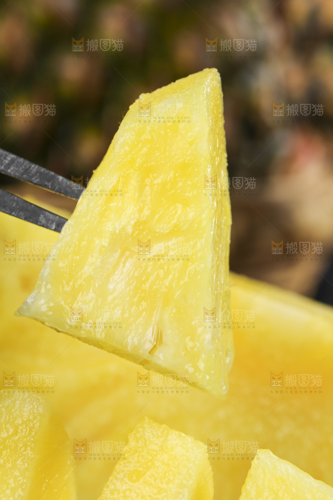 叉子叉着凤梨果肉