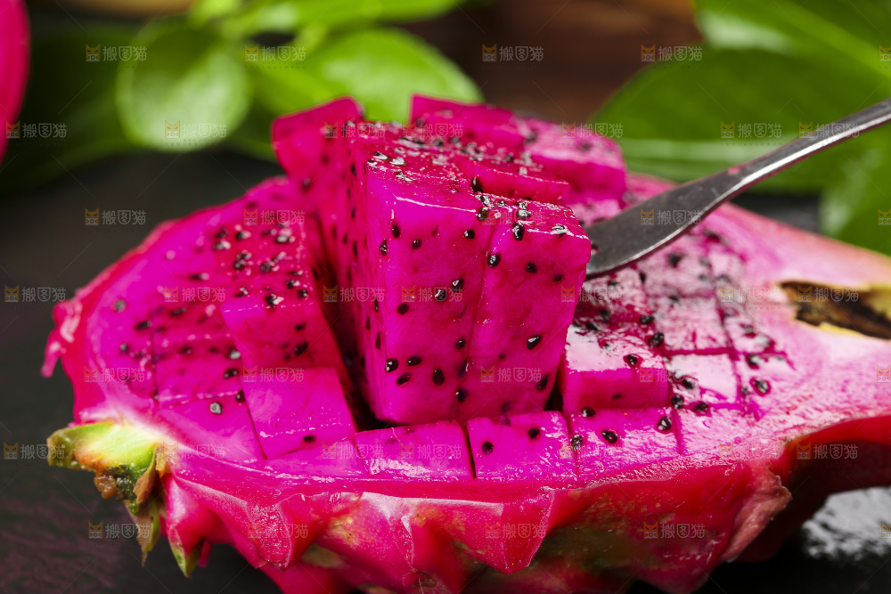叉子叉着火龙果果肉