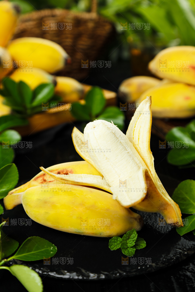 黑底上的苹果蕉