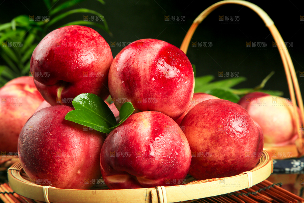 木底上放着新鲜进口油桃