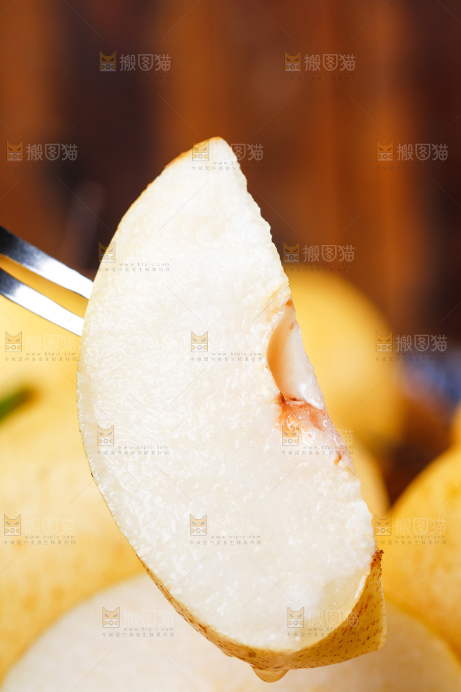 木板上放着冰糖梨
