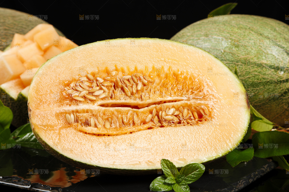 深底上放着切开的西州蜜25号