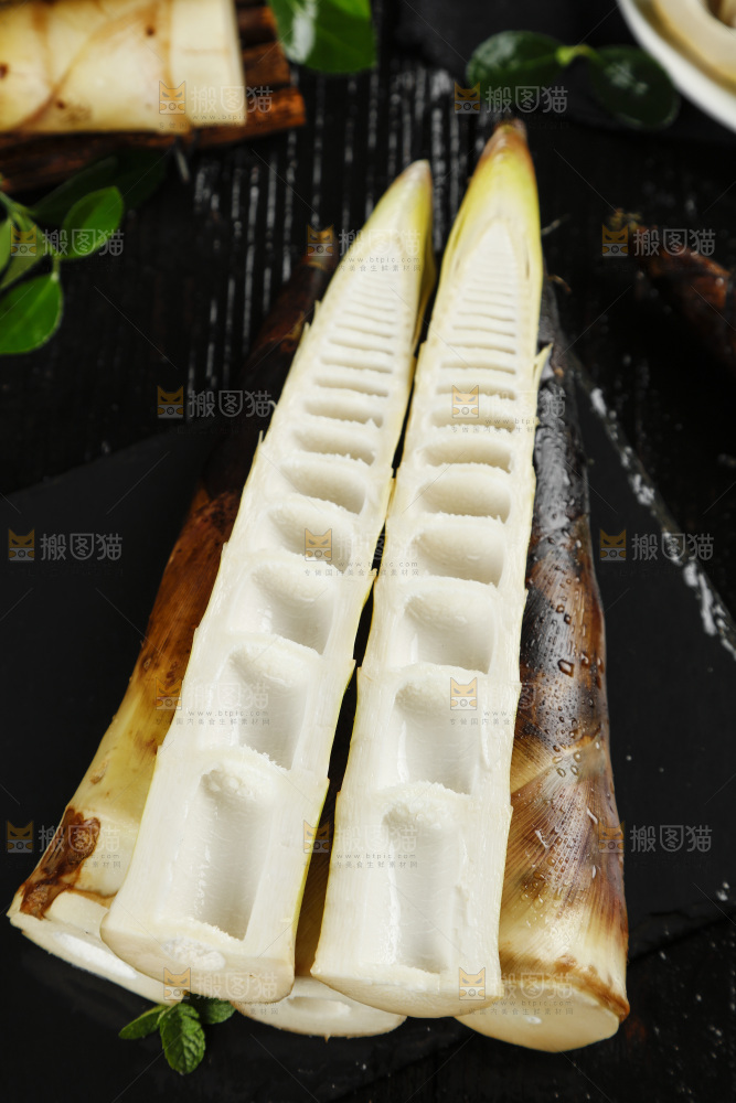 黑底上放着切开的嫩竹笋