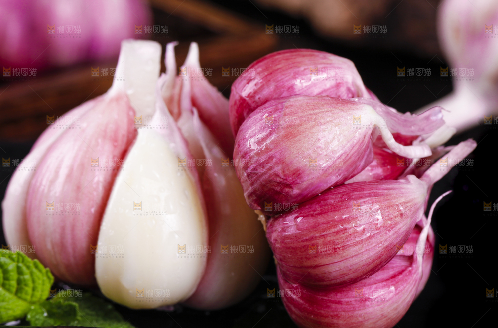石板上放着新鲜云南紫皮多瓣蒜