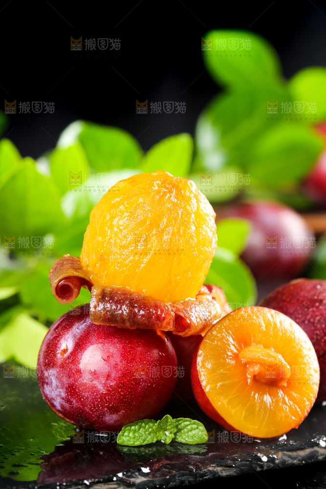 黑石板上放着新鲜西梅果肉