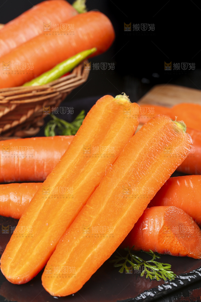 深底上放着新鲜胡萝卜