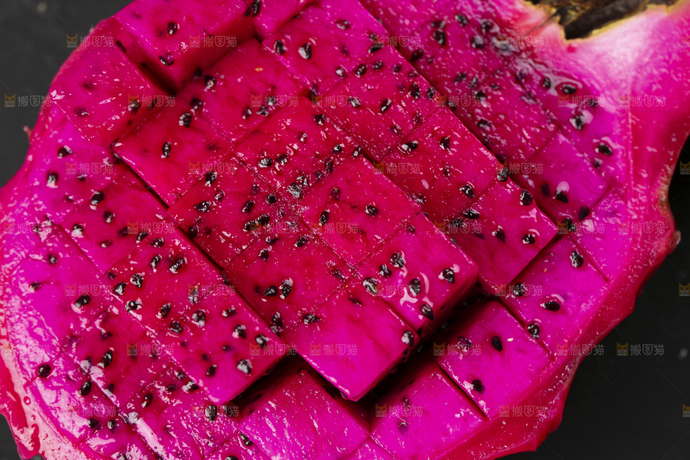 黑底上放着金都一号火龙果果肉