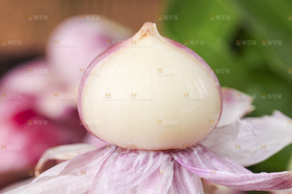 木板上放着新鲜独蒜头