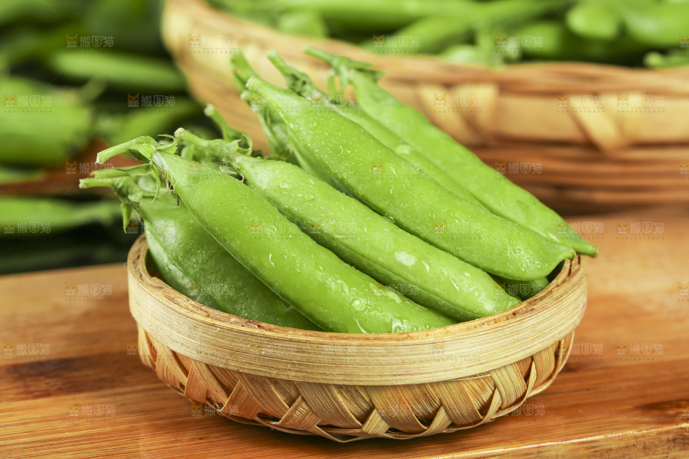 竹篮里放着豌豆荚