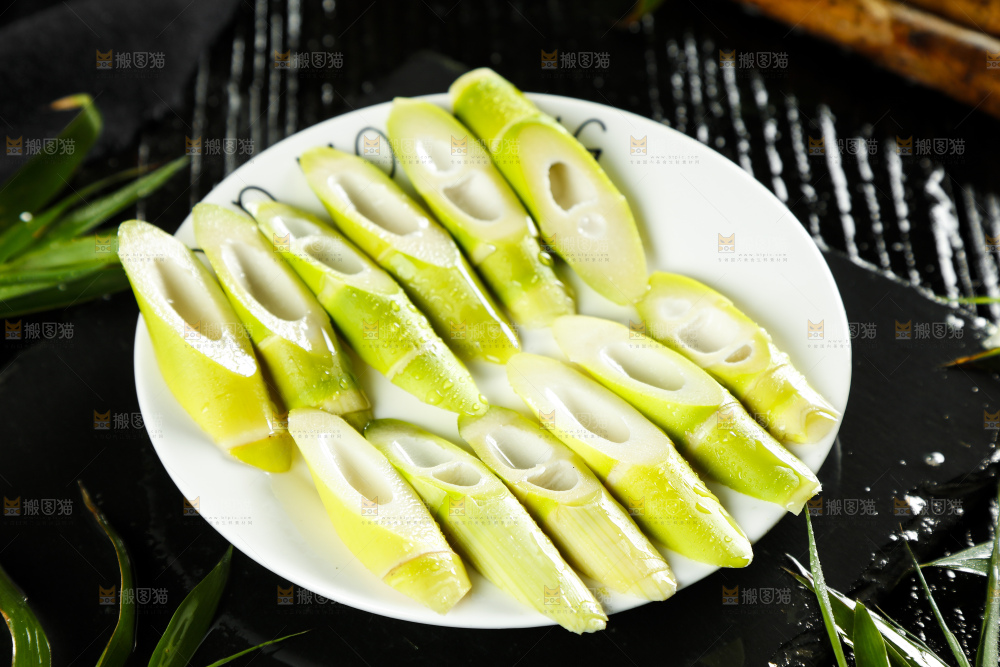 盘子放着剥皮切开的竹笋