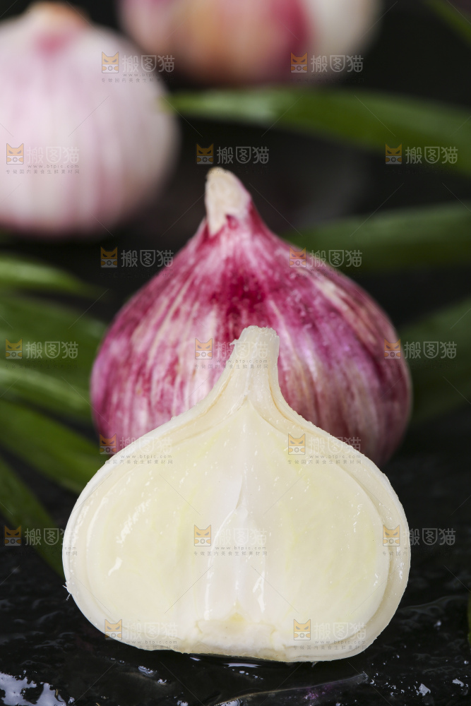 黑底上放着大蒜头