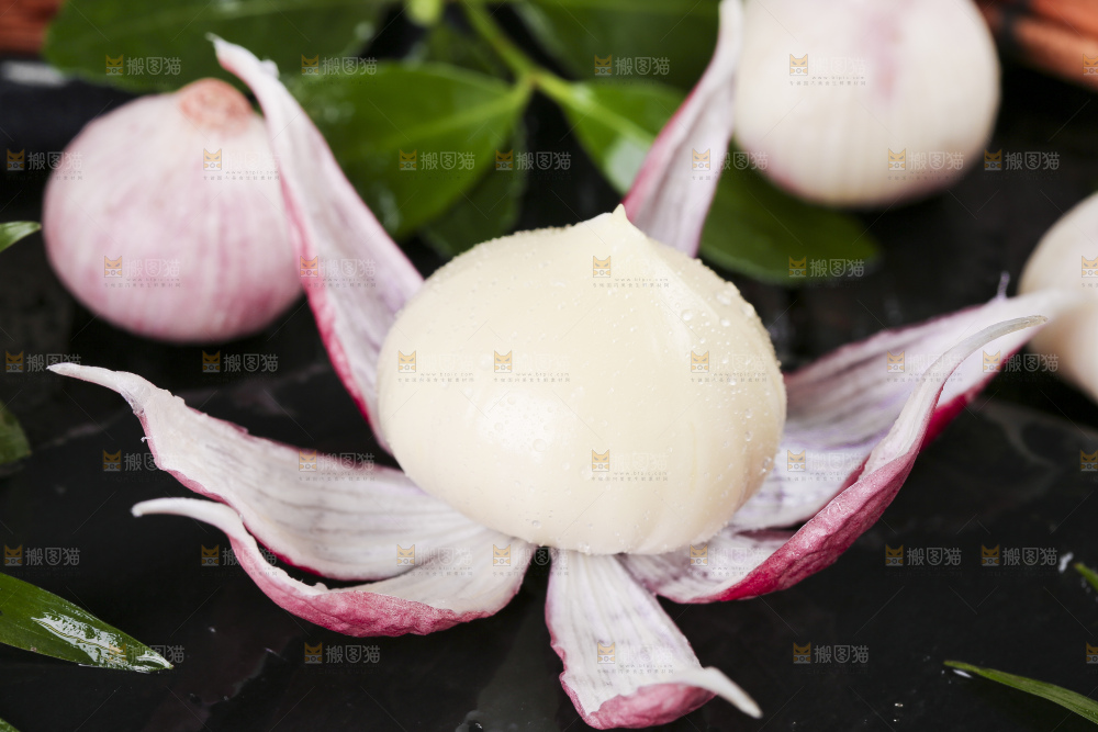 黑底上放着大蒜头