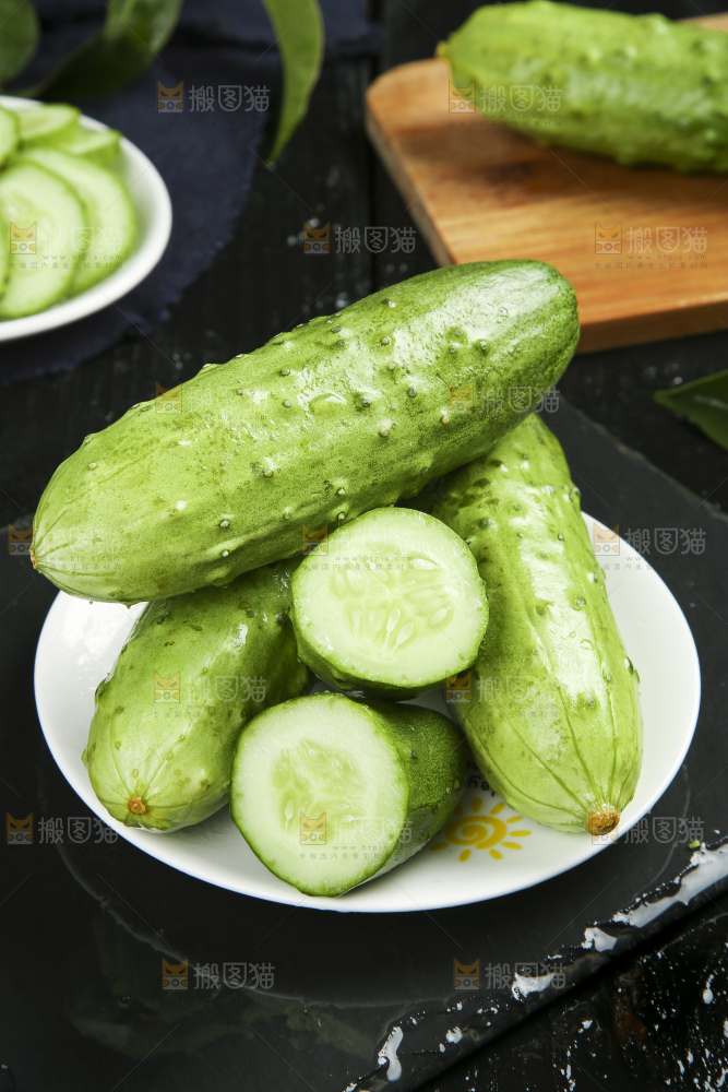 黑石板上放着一盘切开的山东旱黄瓜