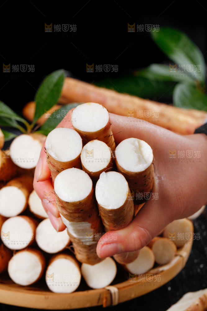 手里拿着新鲜山药