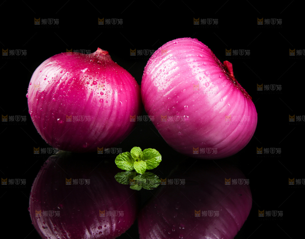 深底上放着紫皮洋葱