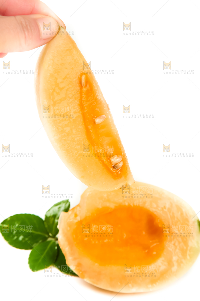手拿切开的东方蜜瓜