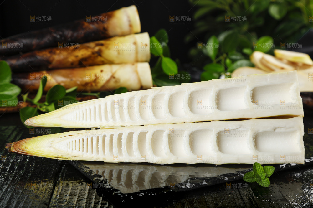 黑底上放着切开的嫩竹笋
