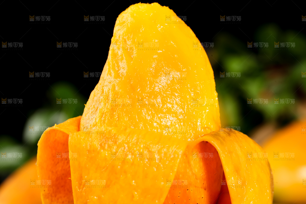 深底上放着切开的新鲜芒果