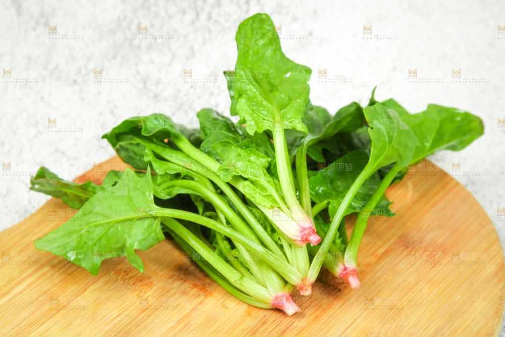 木板上放着菠菜