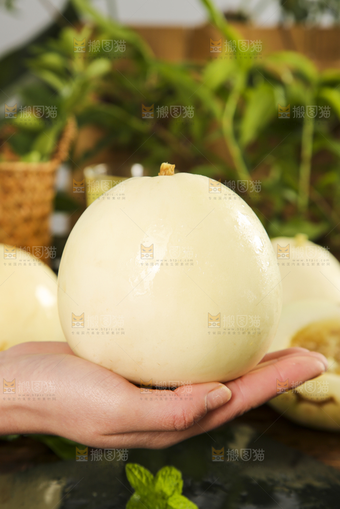 手里捧着阎良甜瓜