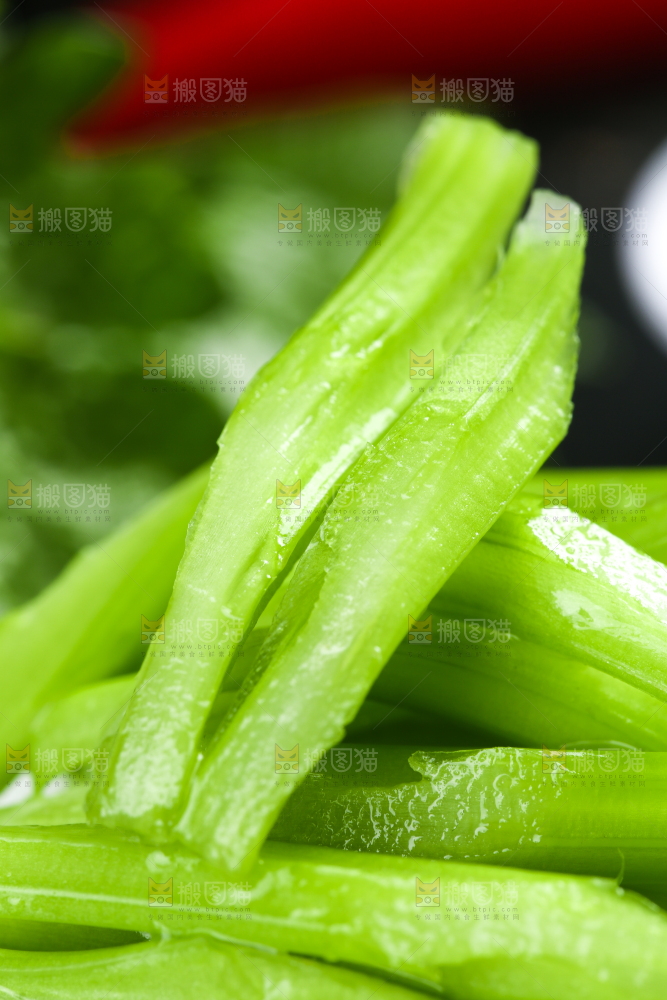 深底上放着切好的芹菜