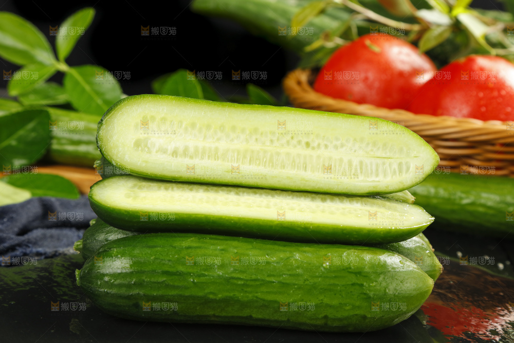 石板上放着东北新鲜水果黄瓜