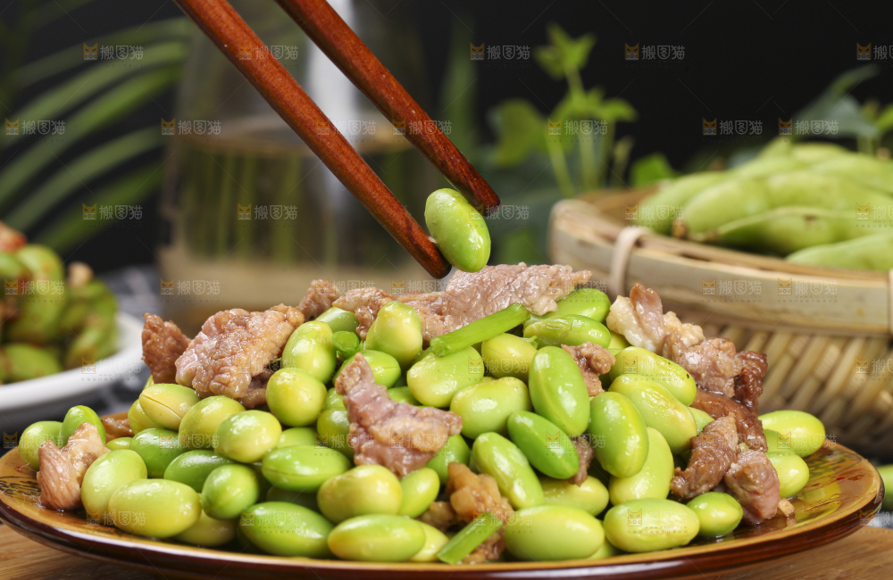 木底上放着一盘毛豆炒肉