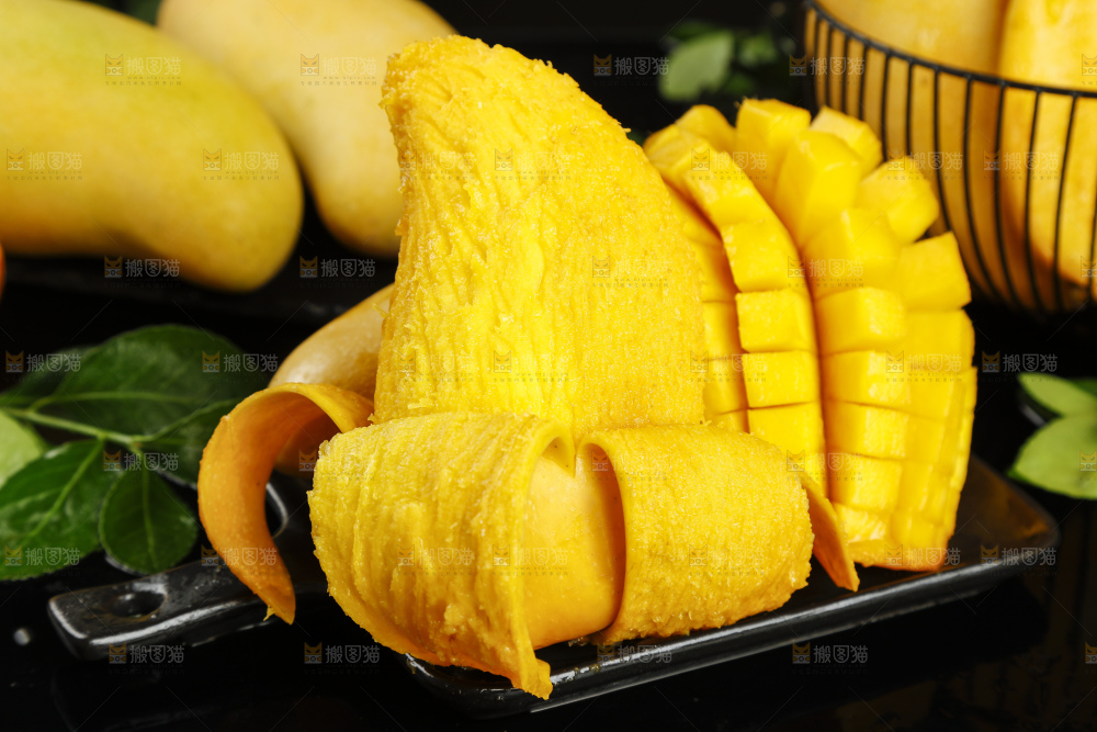 一盘剥皮的金煌芒放在黑石板上