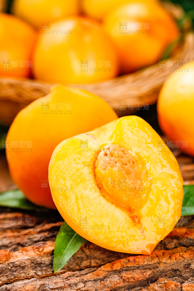 深底上摆放着桃子