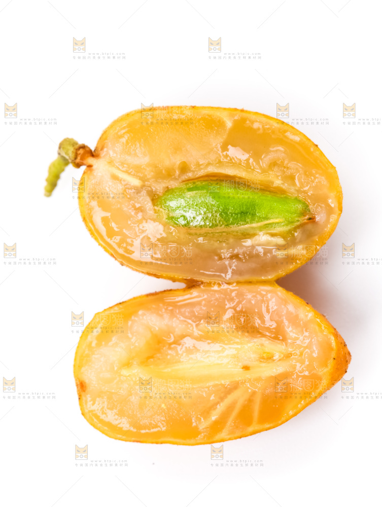 白底上摆放着鸡心黄皮果