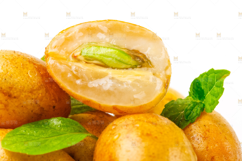摆放着一堆的广东鸡心黄皮果