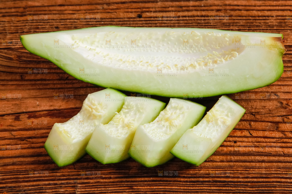 木底上摆放着青木瓜