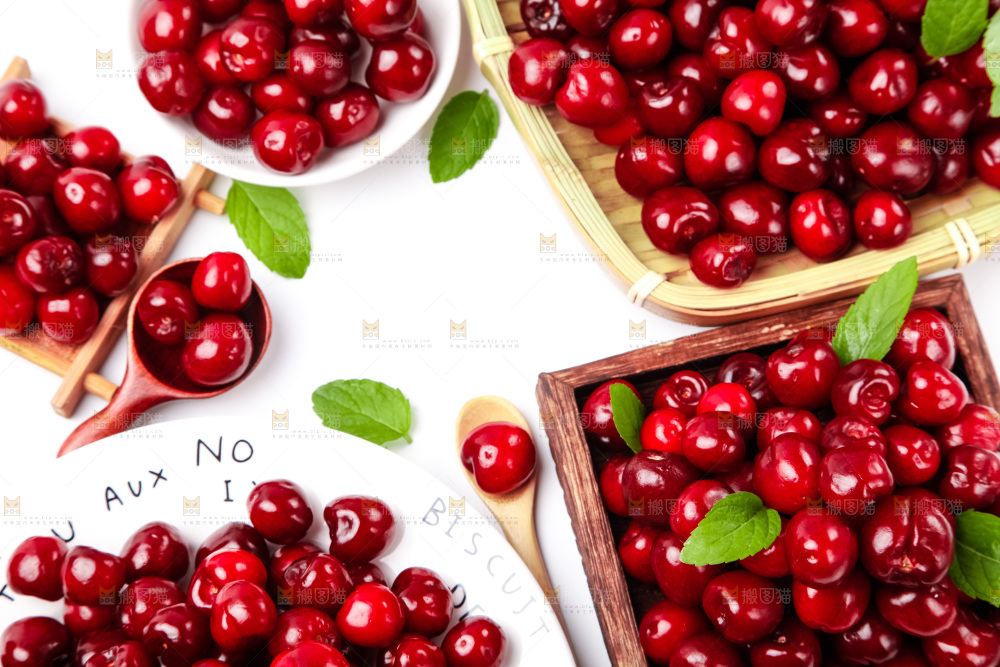 木盒里装着车厘子