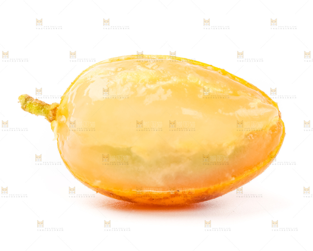 白底上摆放着新鲜黄皮果