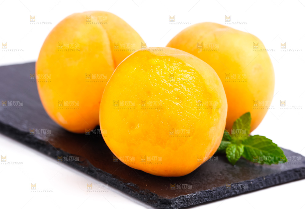 黑石板上放着黄桃
