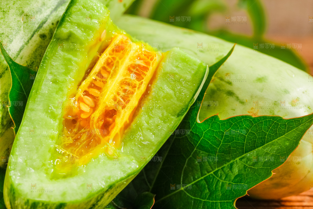 木底上摆放着新鲜羊角蜜