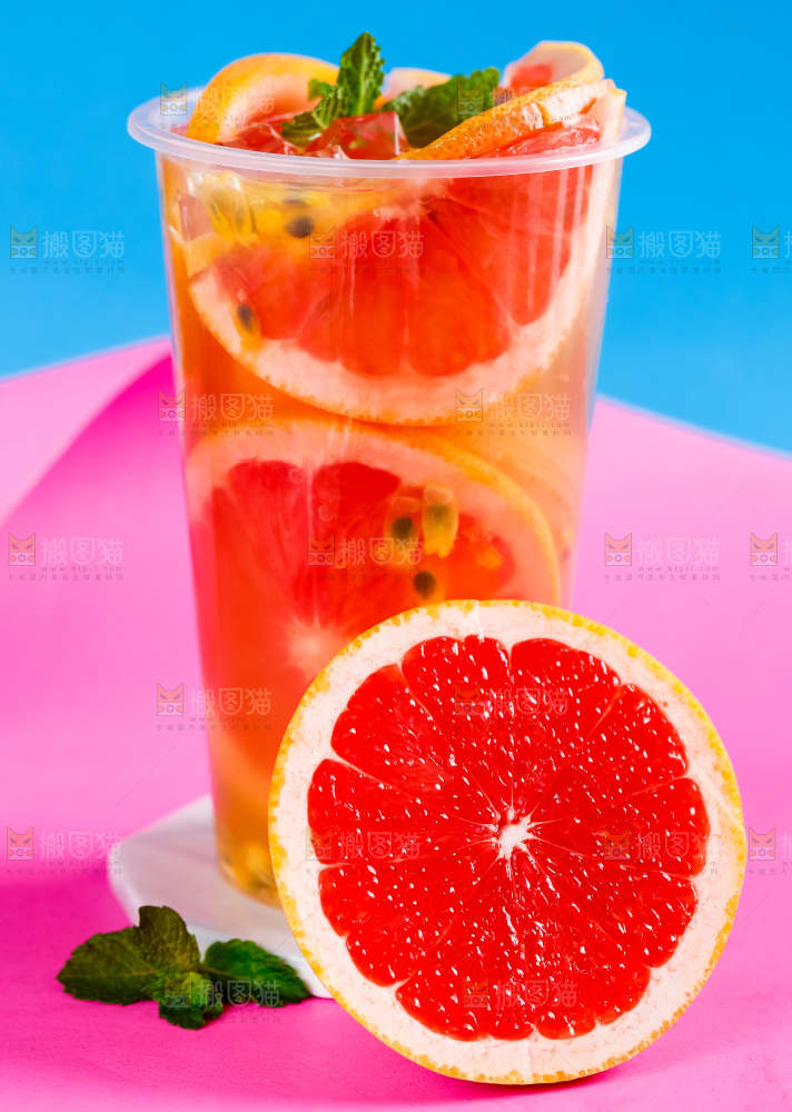 浅底上放着一杯西柚果汁
