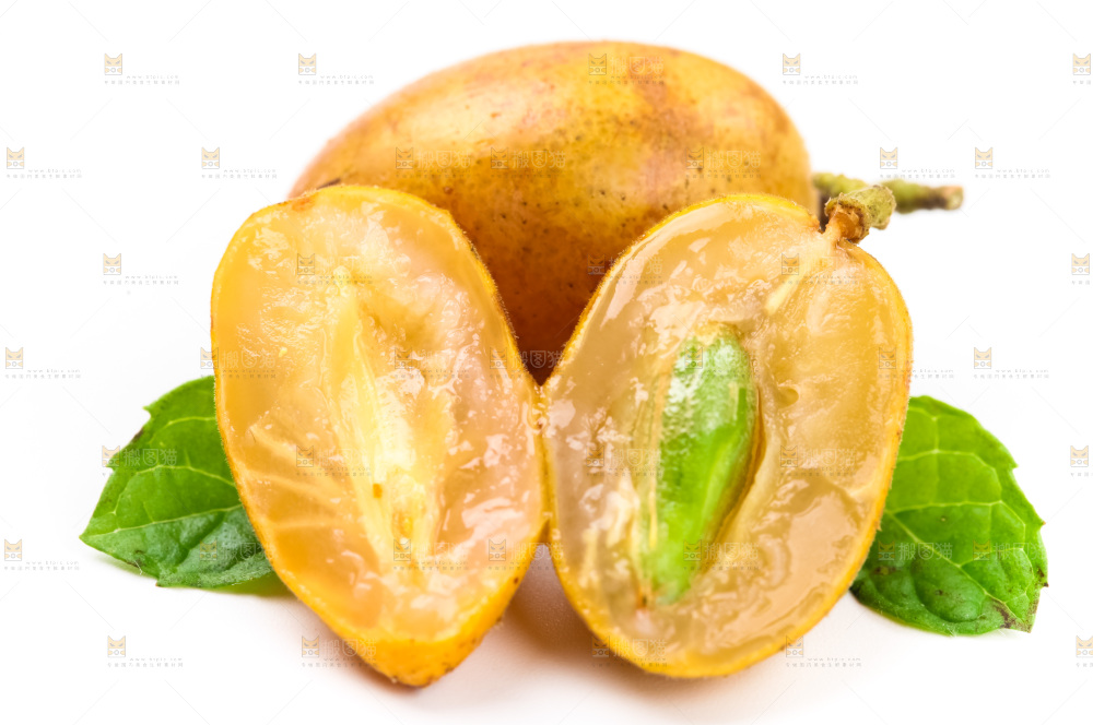 白底上摆放着鸡心黄皮果