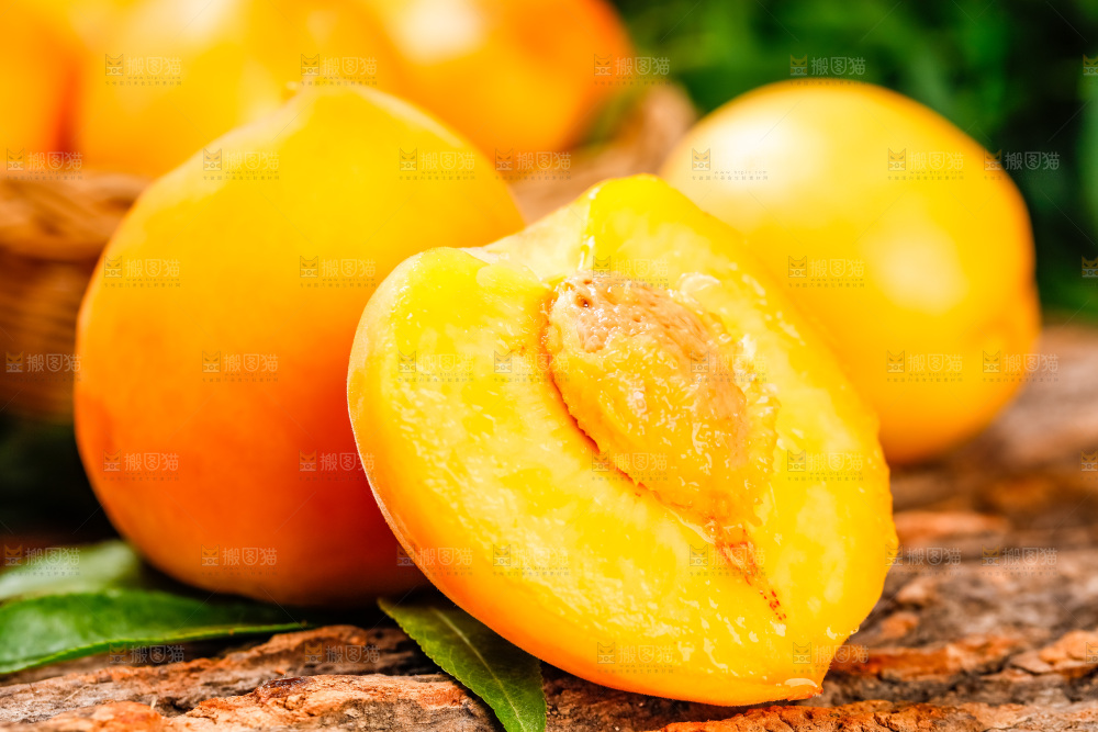 深底上摆放着桃子