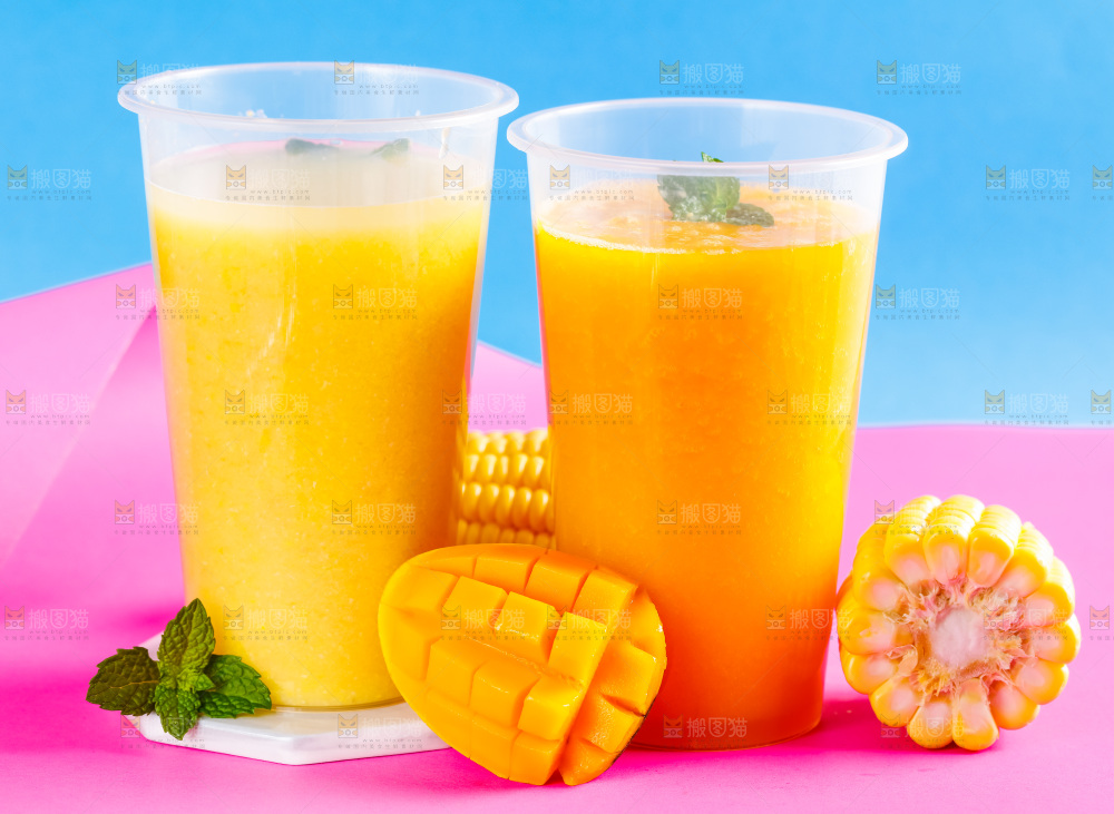 杯子里装着玉米果汁和芒果果汁