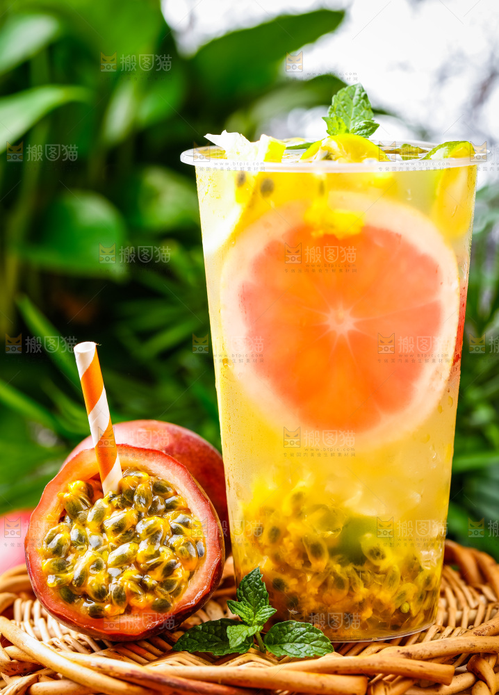 杯子里装着百香果果汁