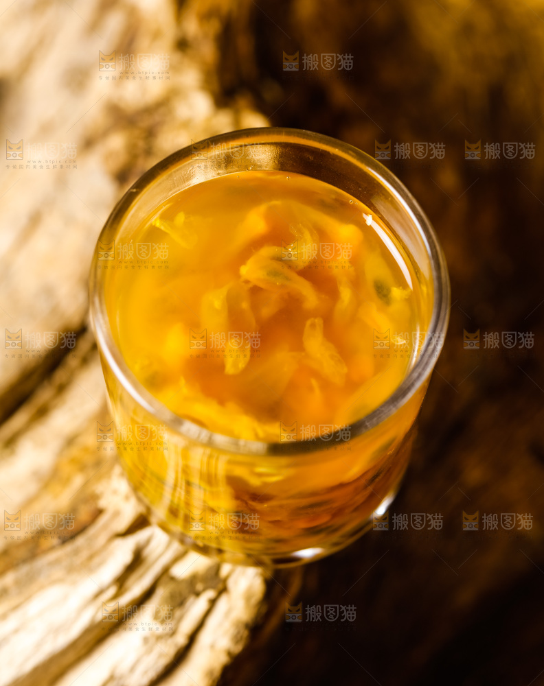 杯子里装着黄金百香果果汁