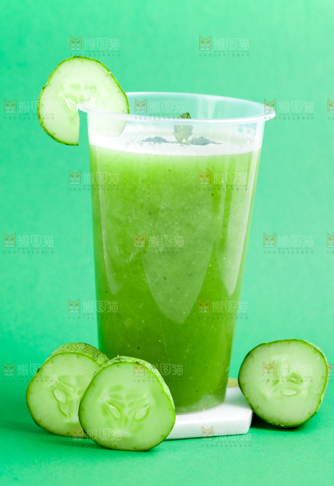 杯子里装着黄瓜果汁